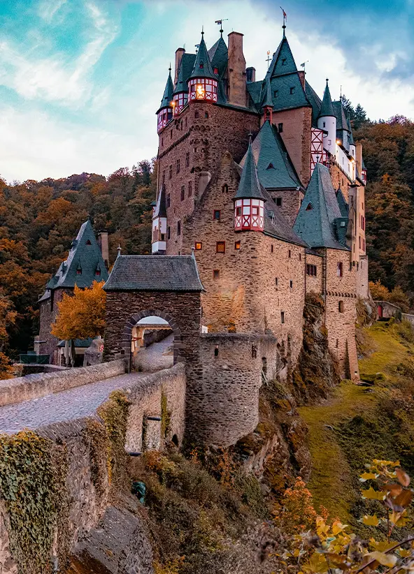 Burg Eltz umgeben von herbstlichen Wäldern